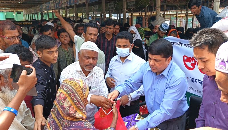 লক্ষ্মীপুরে পাঁচ পয়েন্টে টিসিবির পণ্য বিক্রি কার্যক্রমের উদ্বোধন